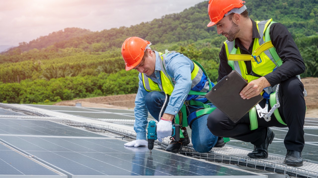 Ingenieros revisando una instalación solar